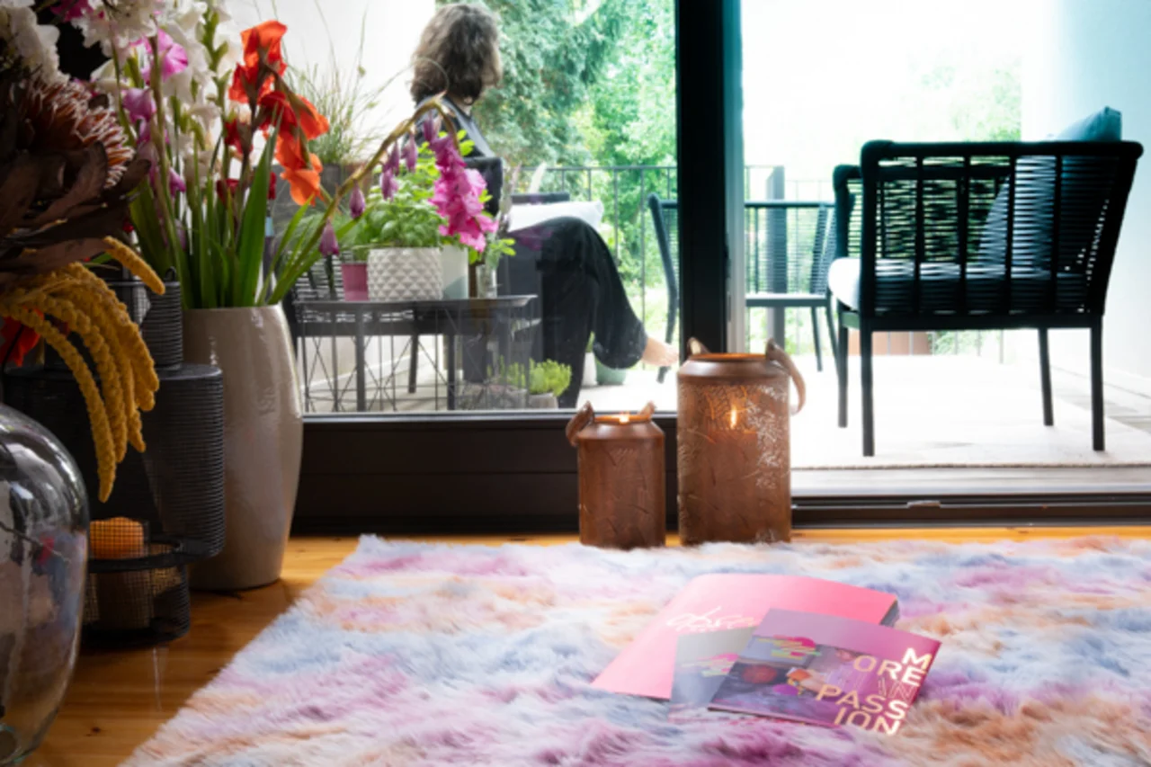 Illustration - Ihr Experte für schönes Wohnen - Ein Hochflorteppich kunterbunt und flauschig, liegt im Wohnzimmer. 