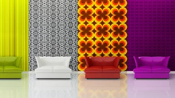 vier unterschiedliche Tapeten im Retro Stil mit Sofa