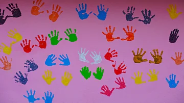 Handabdrücke von Kindern an der Wand des Kindergartens Farbe Tapete