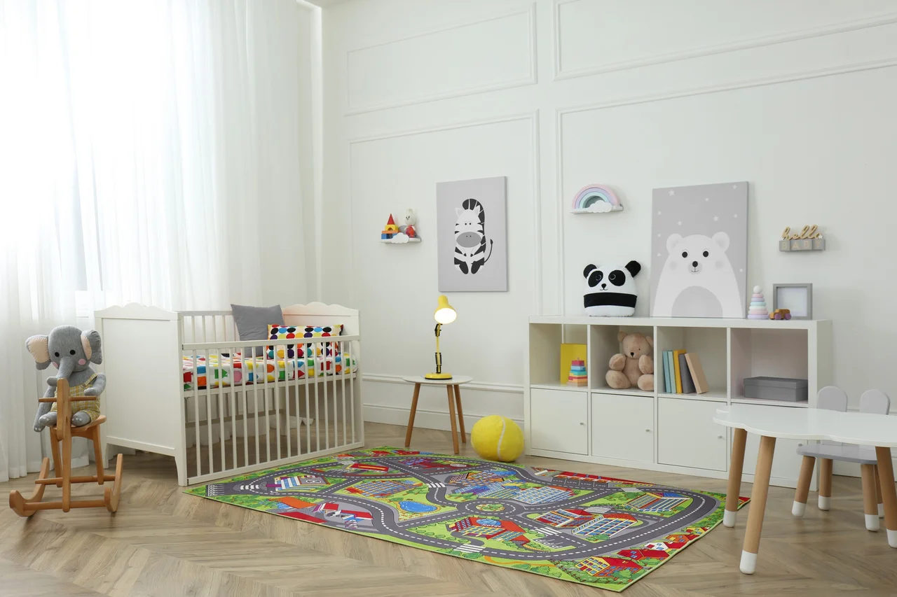 Kinderspielteppich, Motiv Spielstraße, liegt in einem Kinderzimmer auf dem Boden. - Kinderspielteppich, Motiv Spielstraße, liegt in einem Kinderzimmer auf dem Boden.