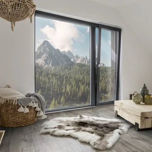 Ein Rentierfell Imitat liegt im Wohnzimmer auf einem Designboden - Ein Rentierfell Imitat liegt im Wohnzimmer auf einem Designboden