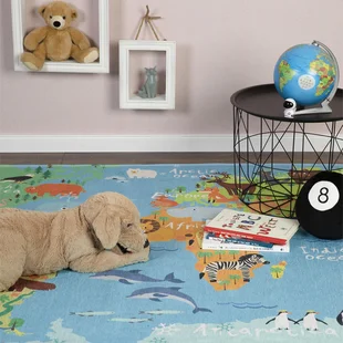 Ein Spielteppich mit einer verspielten Abbildung der Kontinente und passenden Tieren liegt im Kinderzimmer. - Ein Spielteppich mit einer verspielten Abbildung der Kontinente und passenden Tieren liegt im Kinderzimmer.