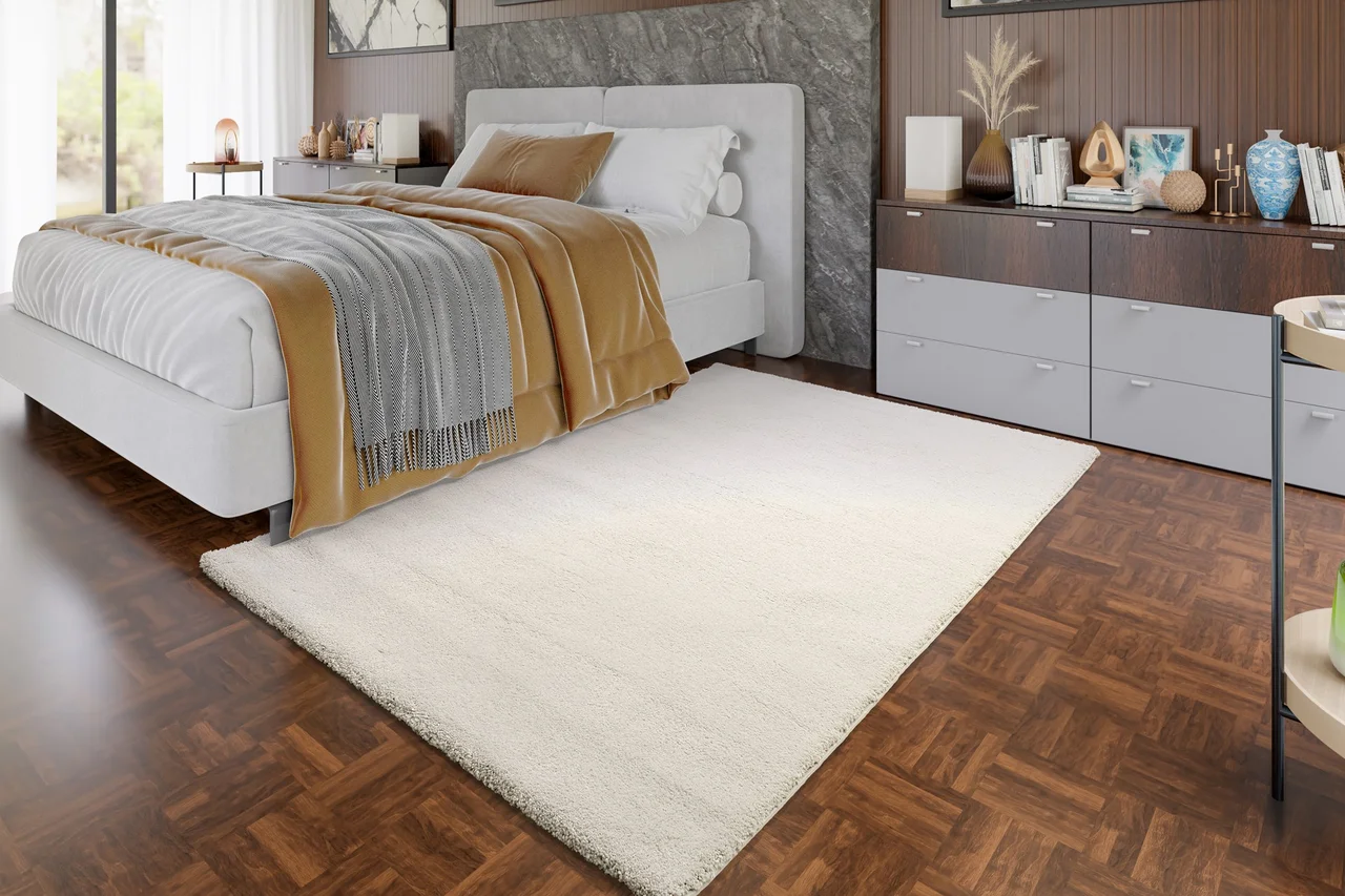 Ein Hochflor Teppich liegt im Schlafzimmer neben dem Bett - Ein Hochflor Teppich liegt im Schlafzimmer neben dem Bett
